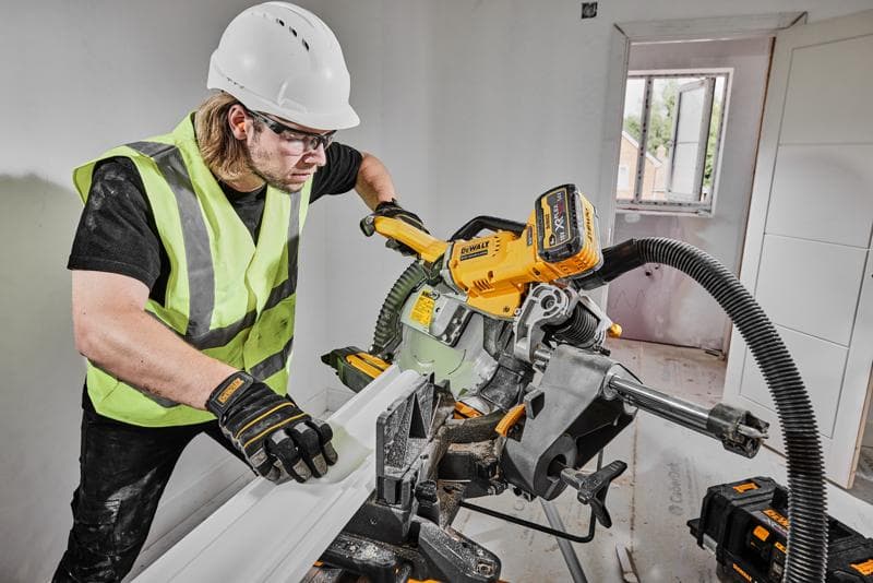 DEWALT sierra DCS781X2-QW, DCS781X2 usada por trabajador con equipo de seguridad.