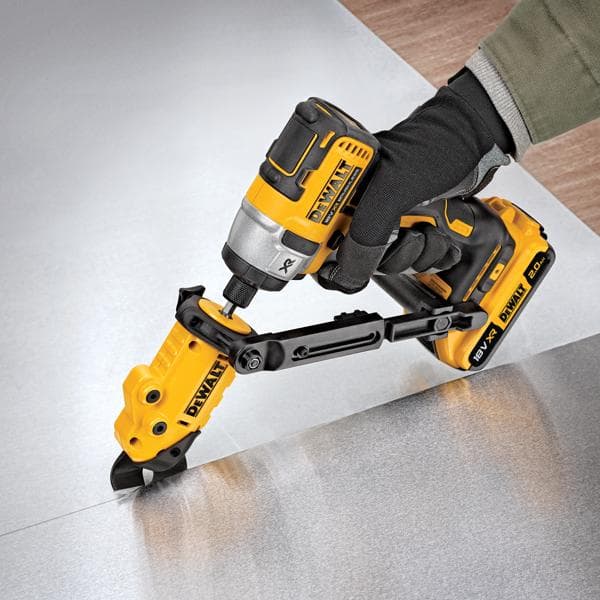 Herramienta DEWALT con accesorio cortando chapa, operada por una mano enguantada.