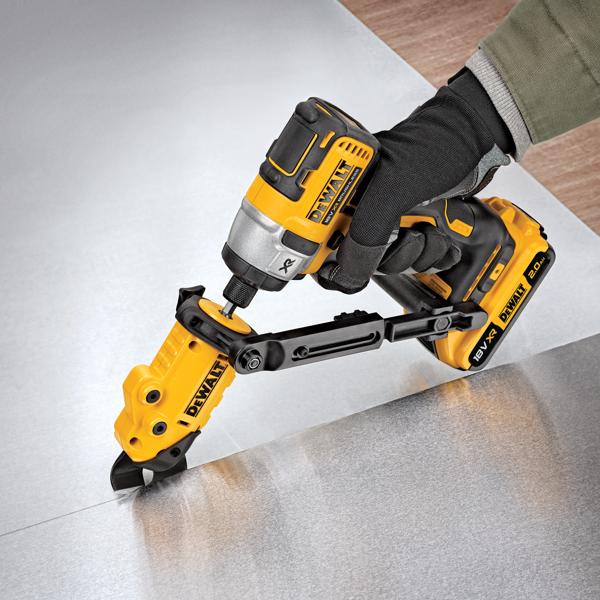 Herramienta DEWALT con accesorio cortando chapa, operada por una mano enguantada.
