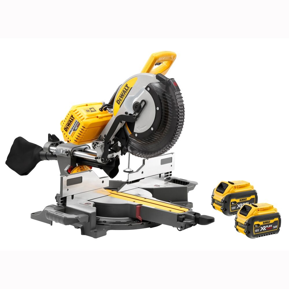 Sierra ingletadora telescópica DEWALT de color amarillo y negro, mostrada con dos baterías extraíbles. La sierra está sobre
